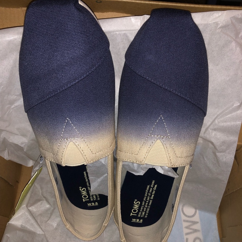 TOMS Classics in Navy Dip Dye NIB size 9.5